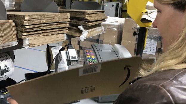 Да работиш в Amazon – конвейерът на Коледа и всякога