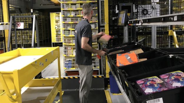 Да работиш в Amazon – конвейерът на Коледа и всякога