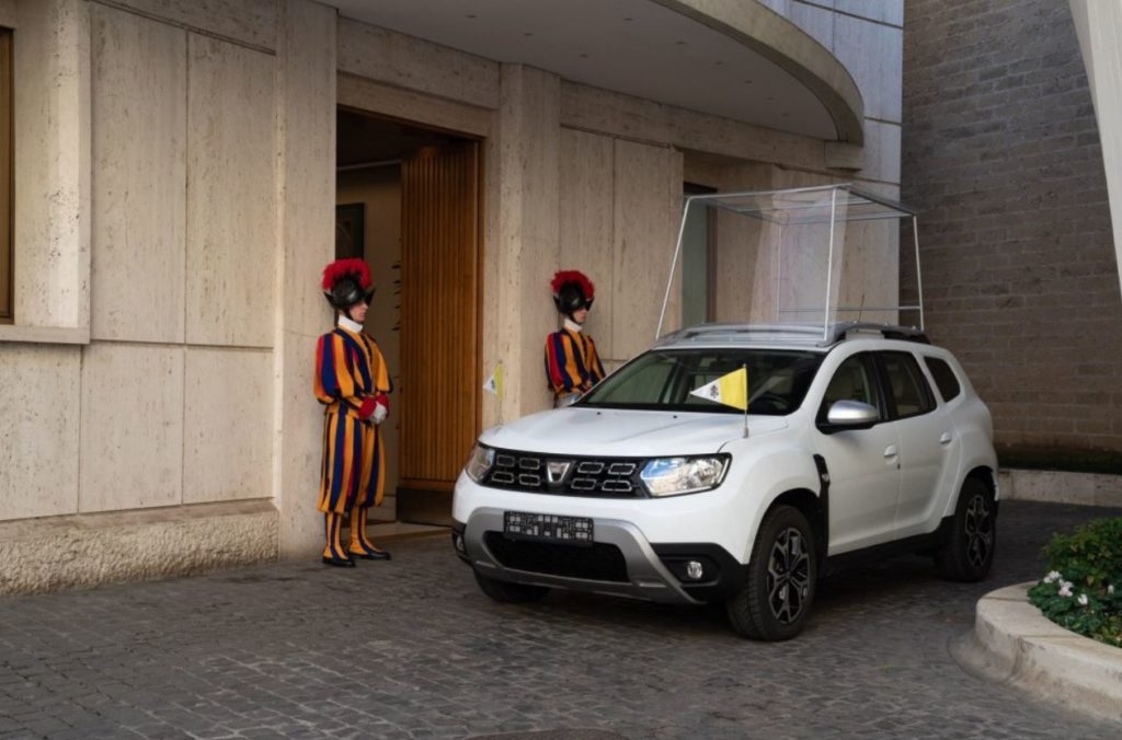 Новият „Папамобил“ на Франциск е Dacia Duster