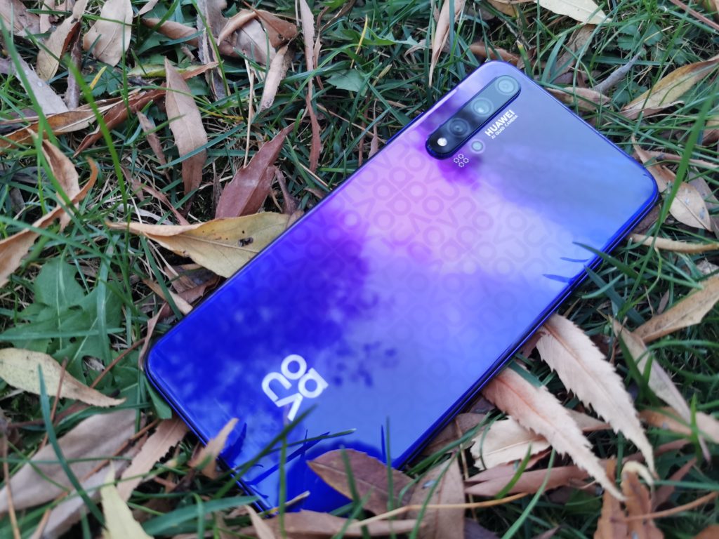 Ревю на Huawei nova 5T – флагман с цена на среден клас смартфон