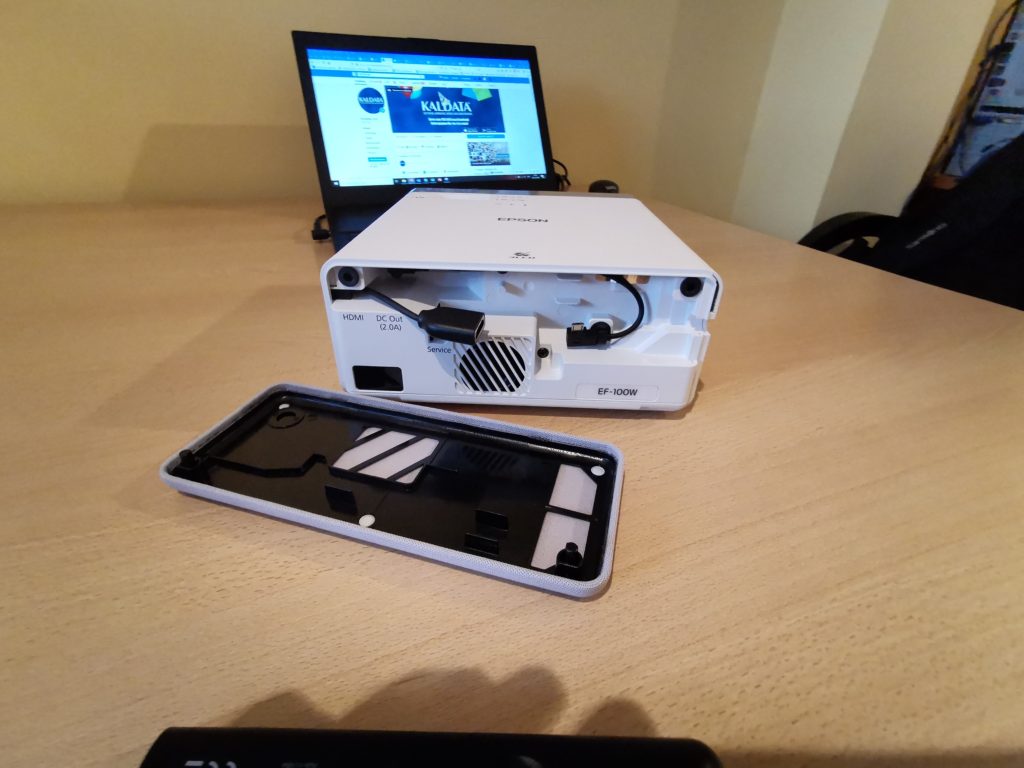 Ревю: Epson EF-100 е най-малкият 3LCD лазерен проектор в света