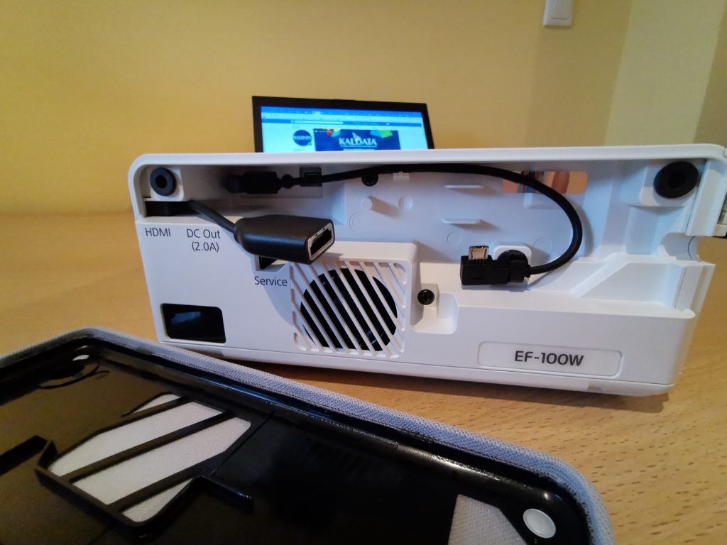 Ревю: Epson EF-100 е най-малкият 3LCD лазерен проектор в света