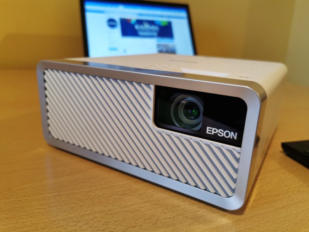 Ревю: Epson EF-100 е най-малкият 3LCD лазерен проектор в света