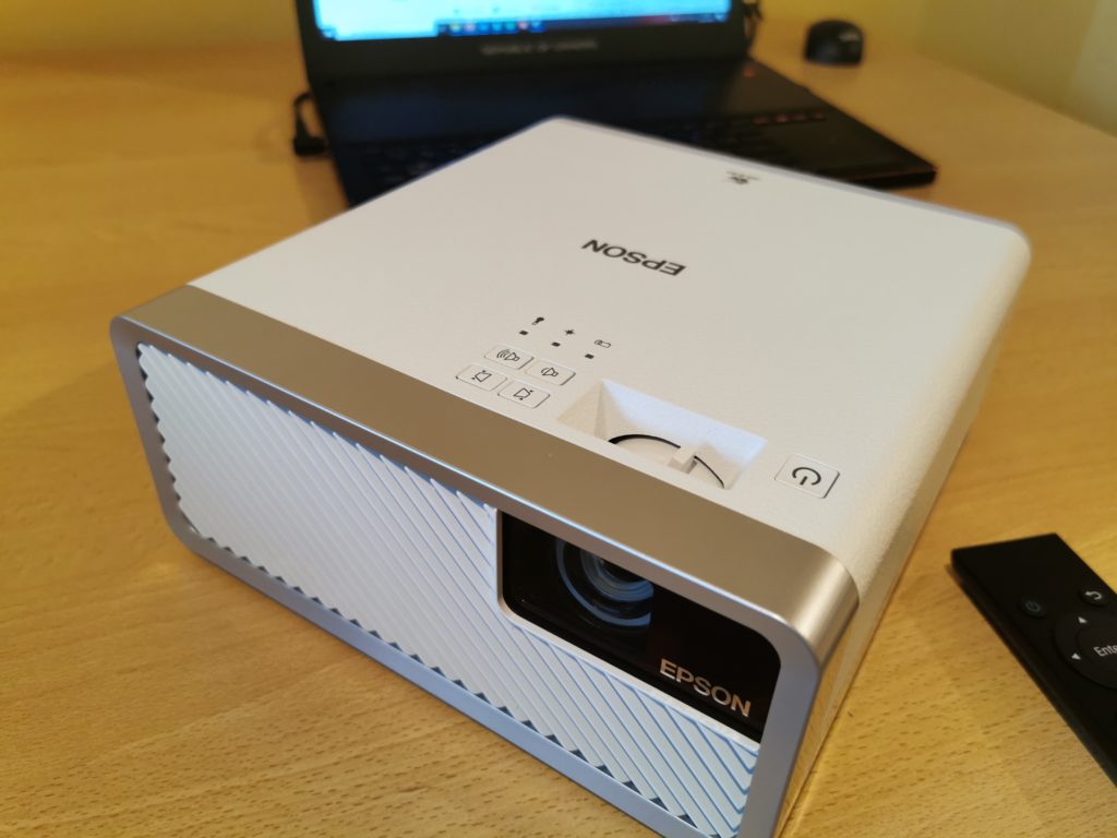 Ревю: Epson EF-100 е най-малкият 3LCD лазерен проектор в света