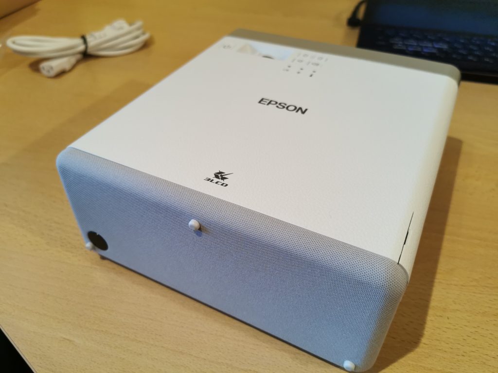 Ревю: Epson EF-100 е най-малкият 3LCD лазерен проектор в света