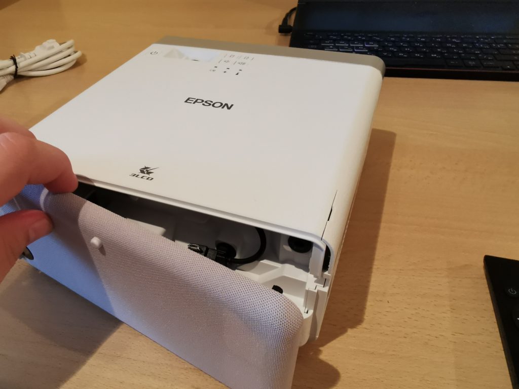 Ревю: Epson EF-100 е най-малкият 3LCD лазерен проектор в света
