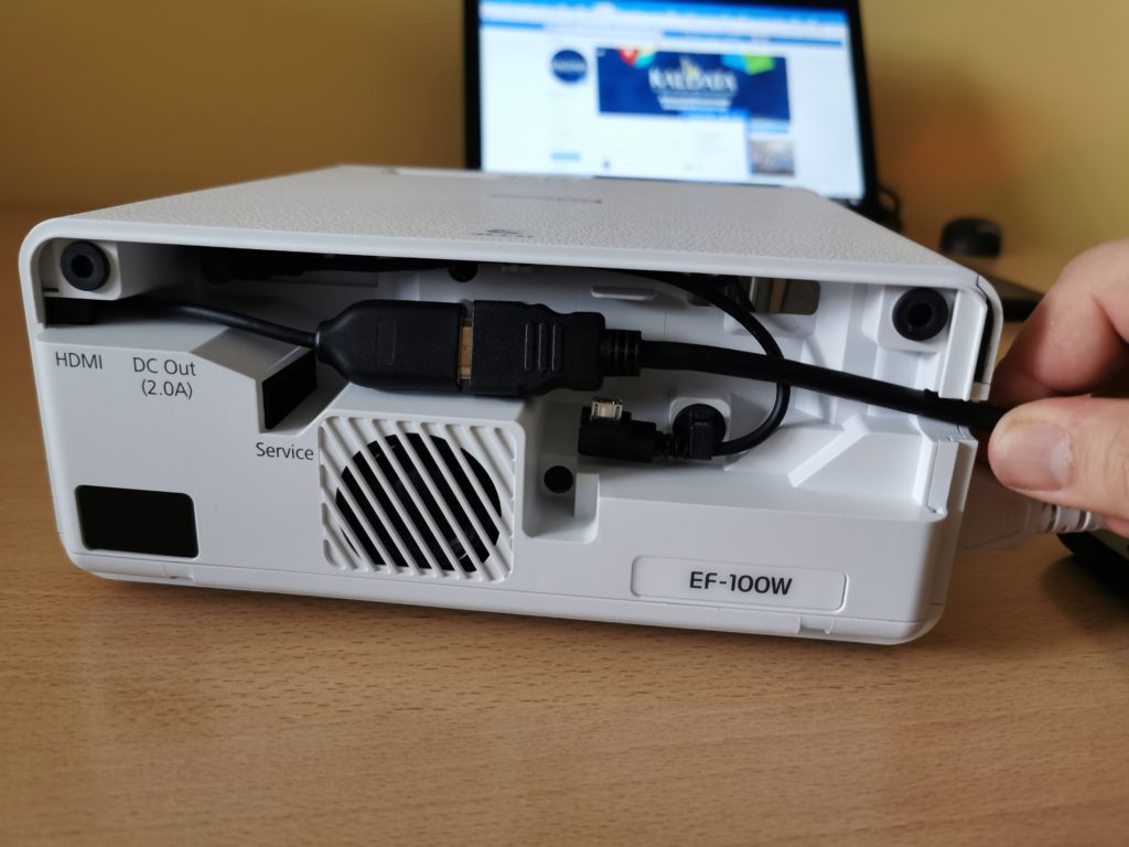 Ревю: Epson EF-100 е най-малкият 3LCD лазерен проектор в света