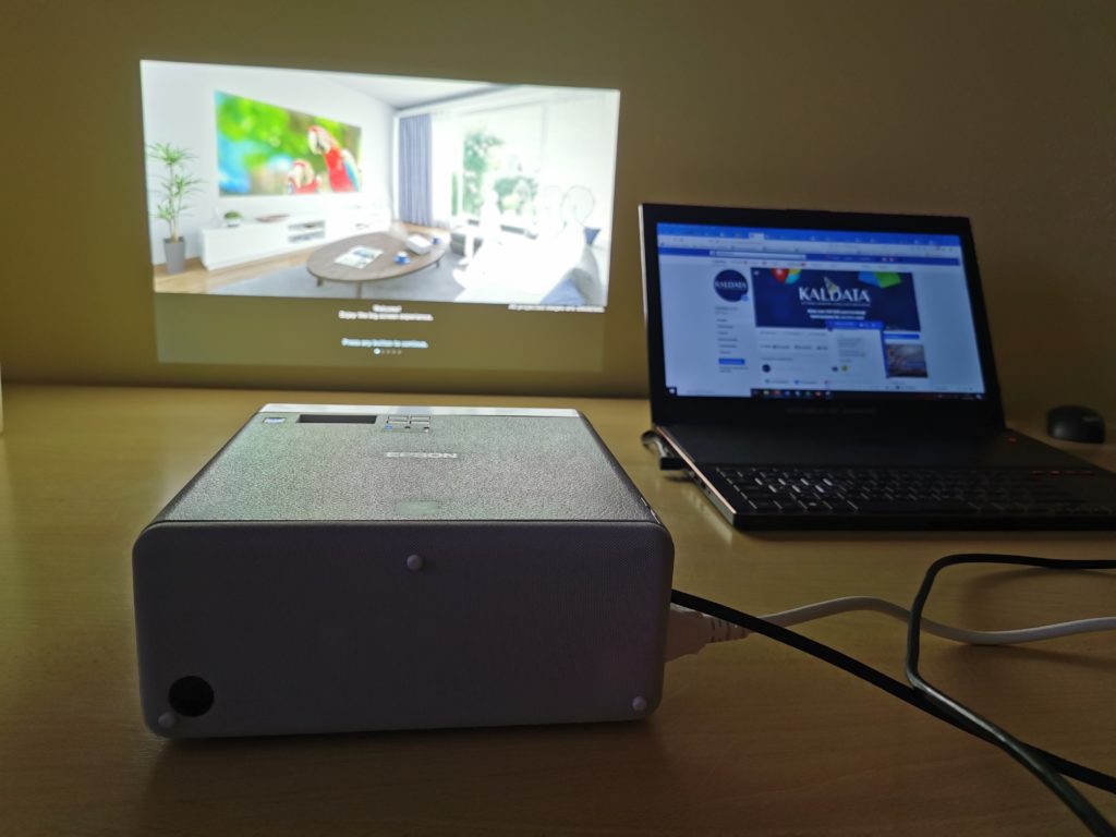 Ревю: Epson EF-100 е най-малкият 3LCD лазерен проектор в света