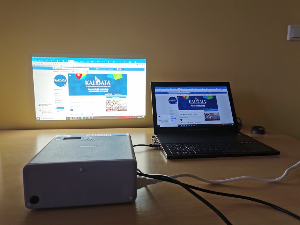 Ревю: Epson EF-100 е най-малкият 3LCD лазерен проектор в света