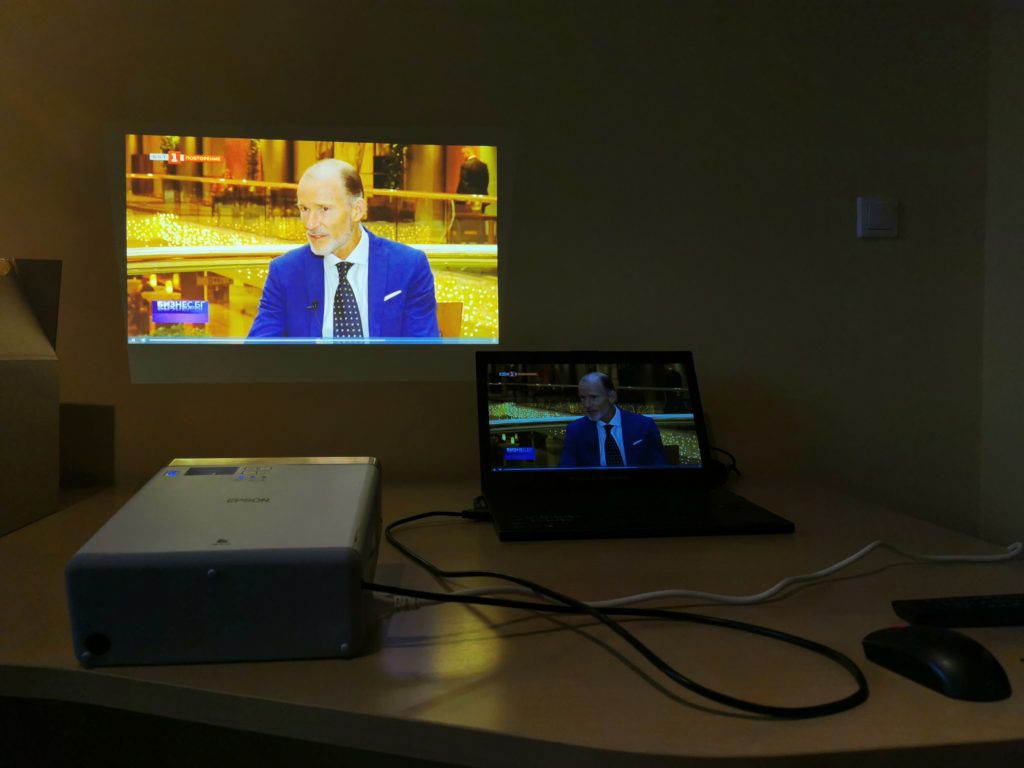 Ревю: Epson EF-100 е най-малкият 3LCD лазерен проектор в света