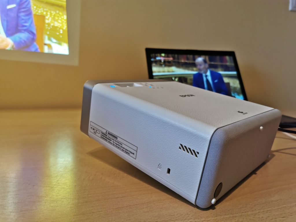 Ревю: Epson EF-100 е най-малкият 3LCD лазерен проектор в света
