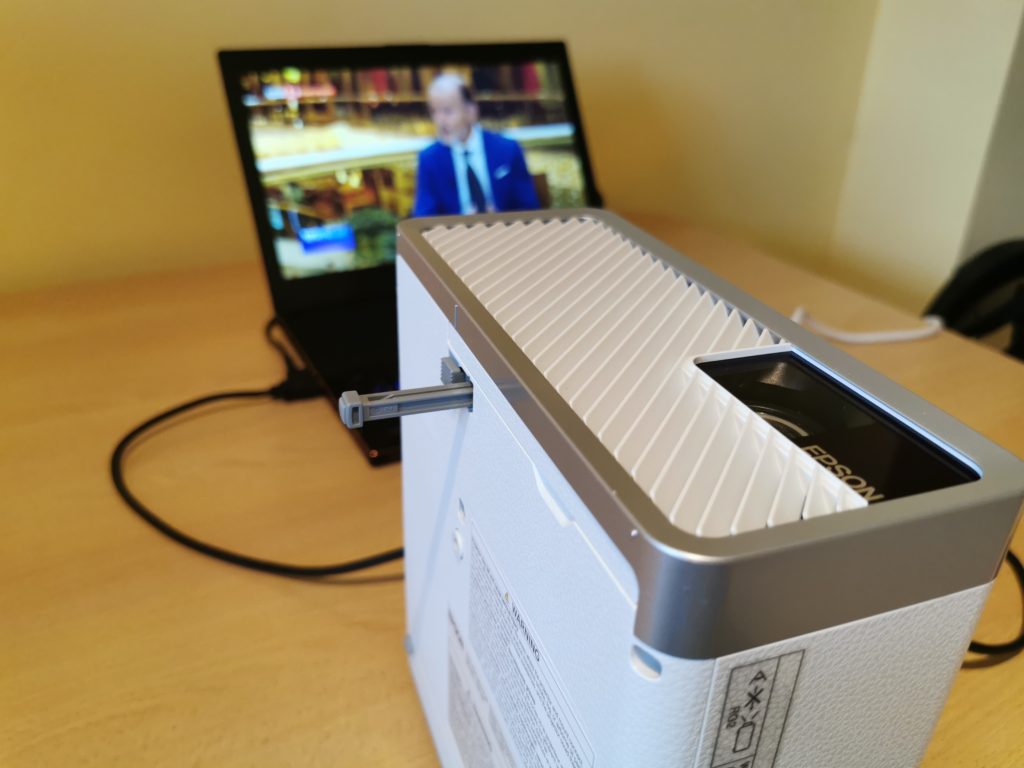 Ревю: Epson EF-100 е най-малкият 3LCD лазерен проектор в света