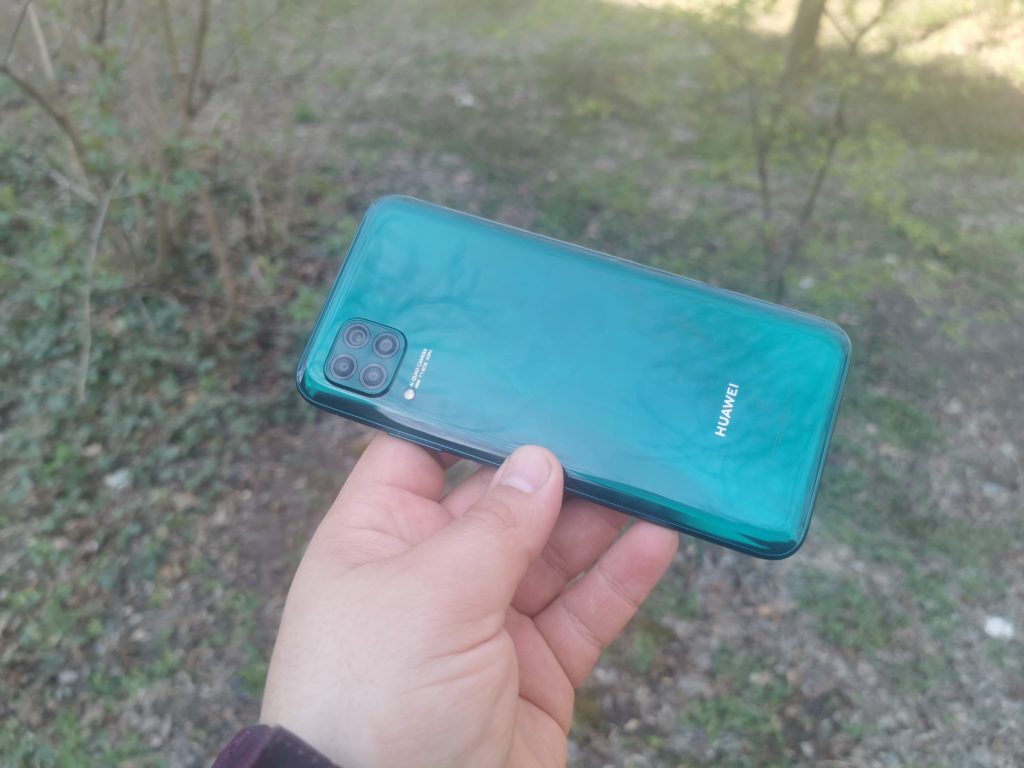Ревю на Huawei P40 Lite – в среден клас по цена, във висок по дизайн и възможности