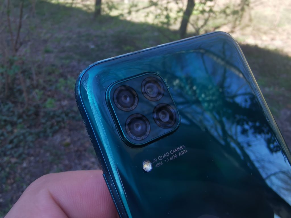 Ревю на Huawei P40 Lite – в среден клас по цена, във висок по дизайн и възможности