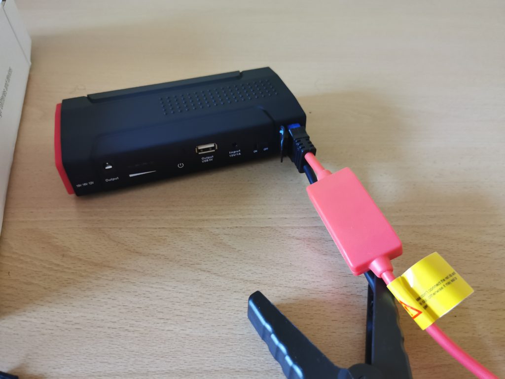 Ток за лаптоп, таблет, смартфон и лек автомобил: 4smarts JumpStarter Power Bank IGNITION 13800 mAh