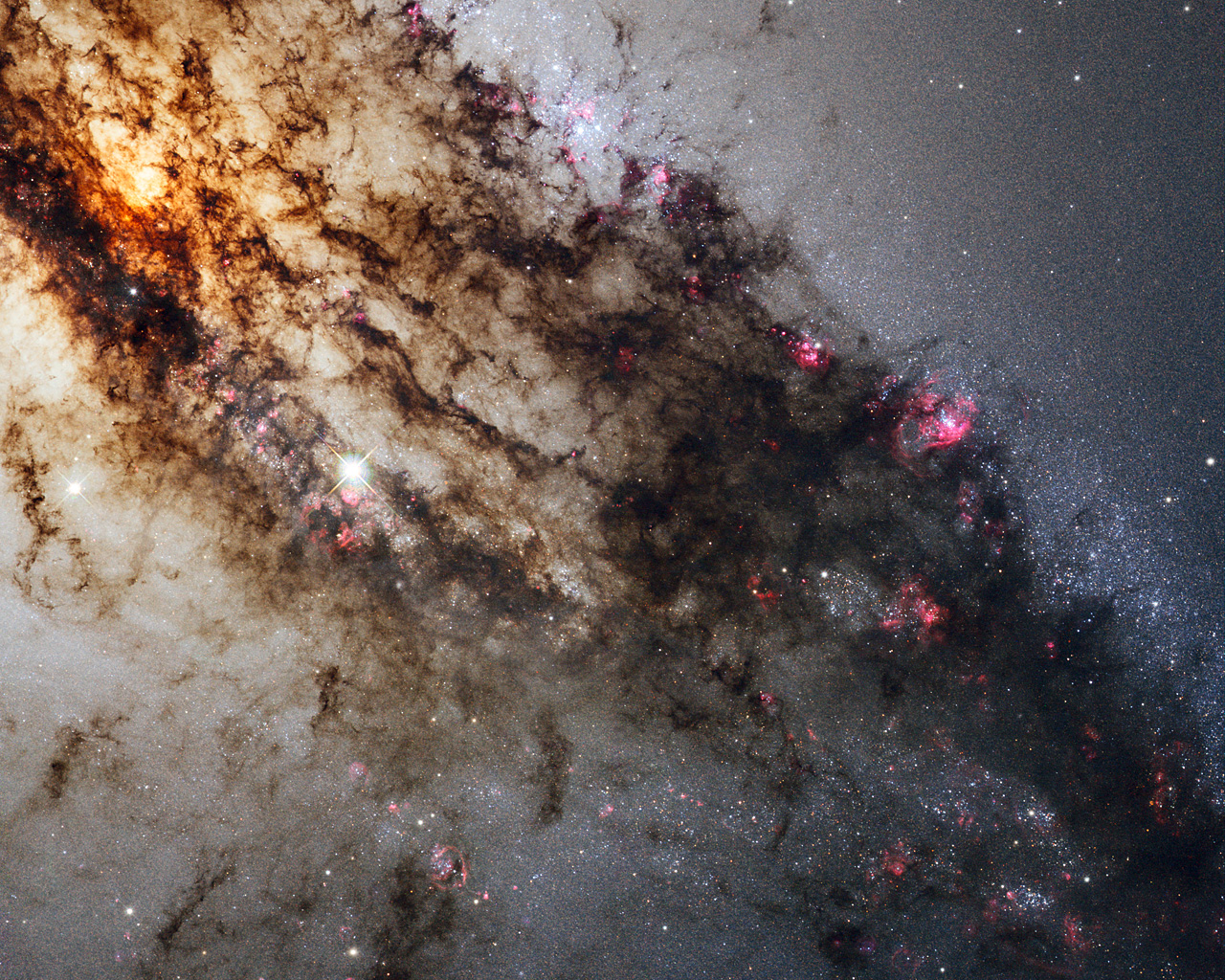 30 изумителни изображения на телескопа Hubble по повод 30 години от изстрелването му (галерия)