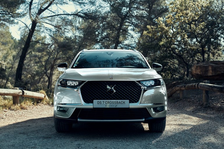 Франция представи хибридния автомобил DS 7 Crossback E-Tense 225 с монтиран в скоростната кутия електродвигател