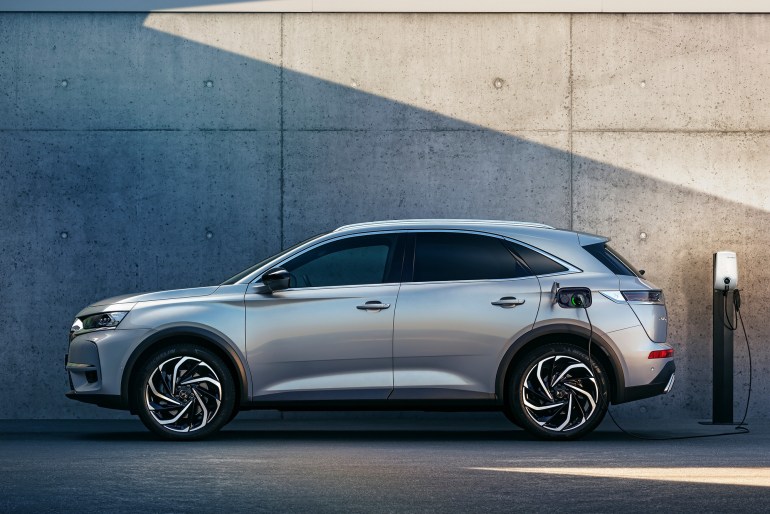 Франция представи хибридния автомобил DS 7 Crossback E-Tense 225 с монтиран в скоростната кутия електродвигател