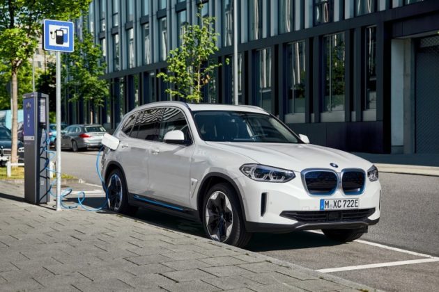 Официален анонс на серийния електрически кросоувър BMW iX3