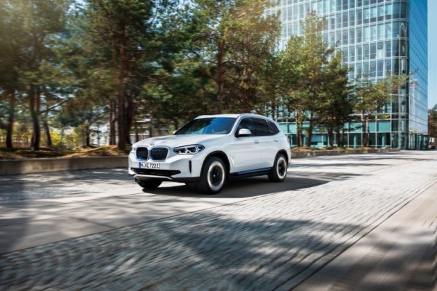Официален анонс на серийния електрически кросоувър BMW iX3