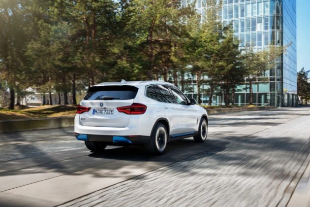 Официален анонс на серийния електрически кросоувър BMW iX3