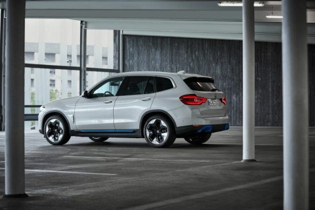 Официален анонс на серийния електрически кросоувър BMW iX3