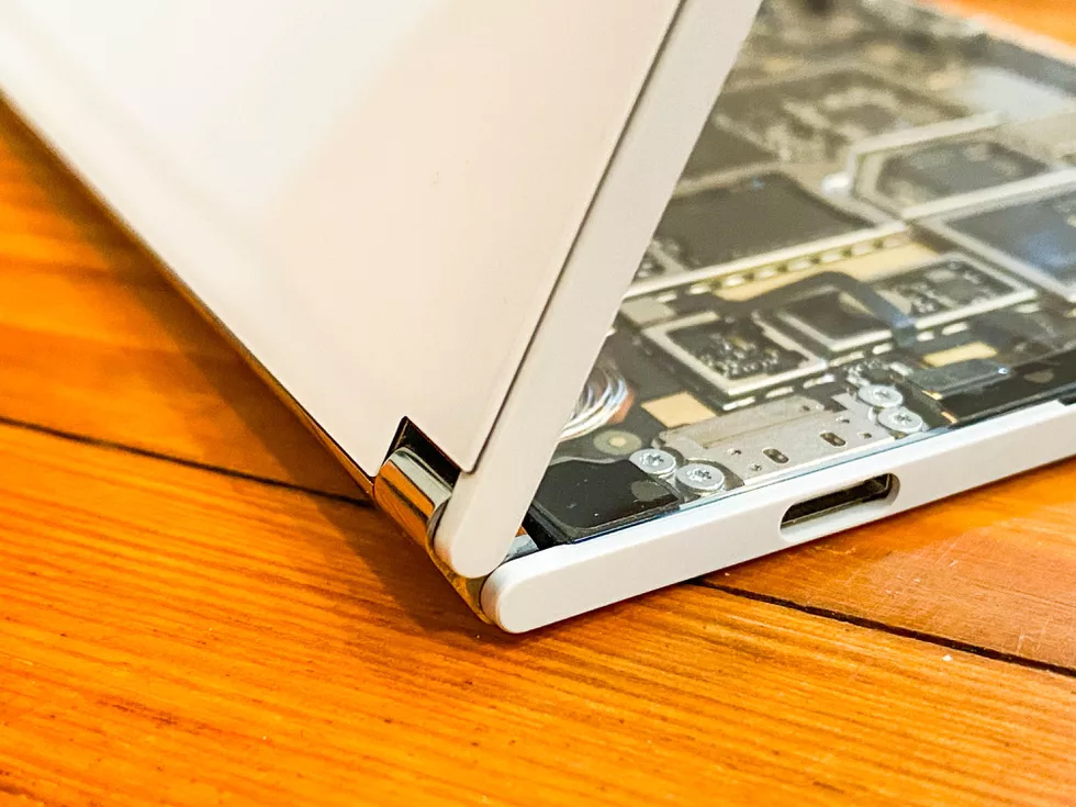 Вижте какво има под капака на Microsoft Surface Duo