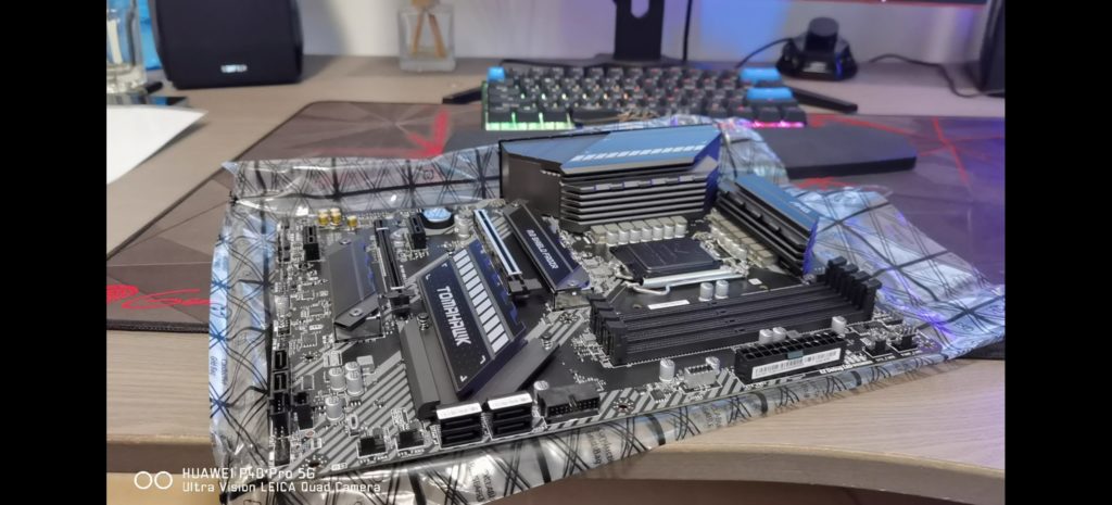 Получихме и отваряме първи MSI MAG Z490 Tomahawk