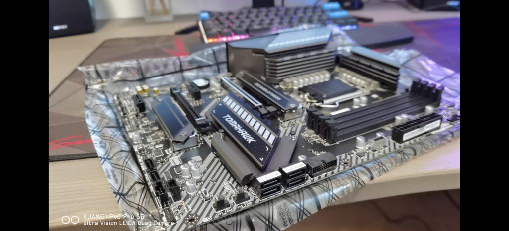 Получихме и отваряме първи MSI MAG Z490 Tomahawk