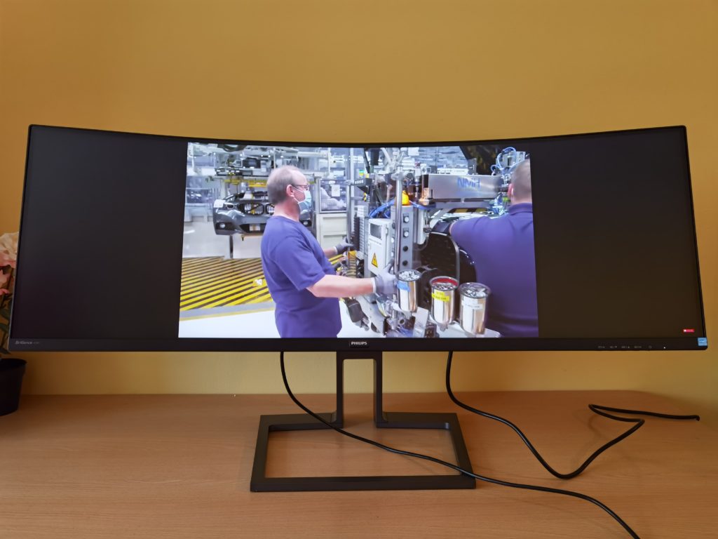 Ревю на Philips Brilliance 439P9H – два чудесни монитора, събрани в един