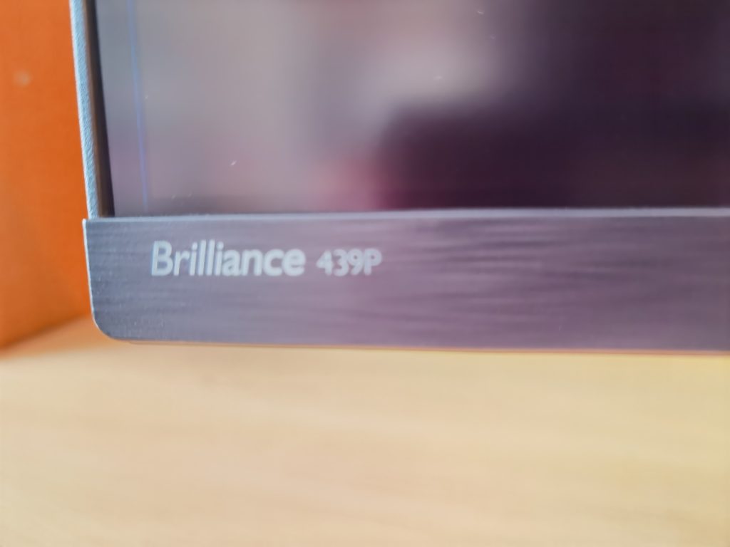 Ревю на Philips Brilliance 439P9H – два чудесни монитора, събрани в един