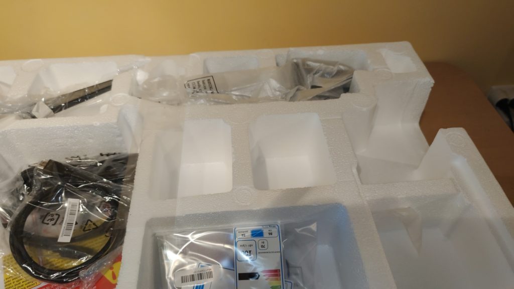 Ревю на AOC CU34G2 – геймърски монитор с извита форма