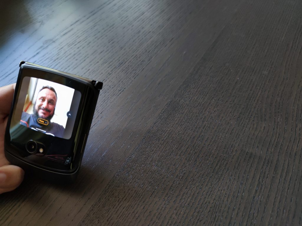 Ревю на Motorola Razr 5G – комбинация от класика и бъдеще