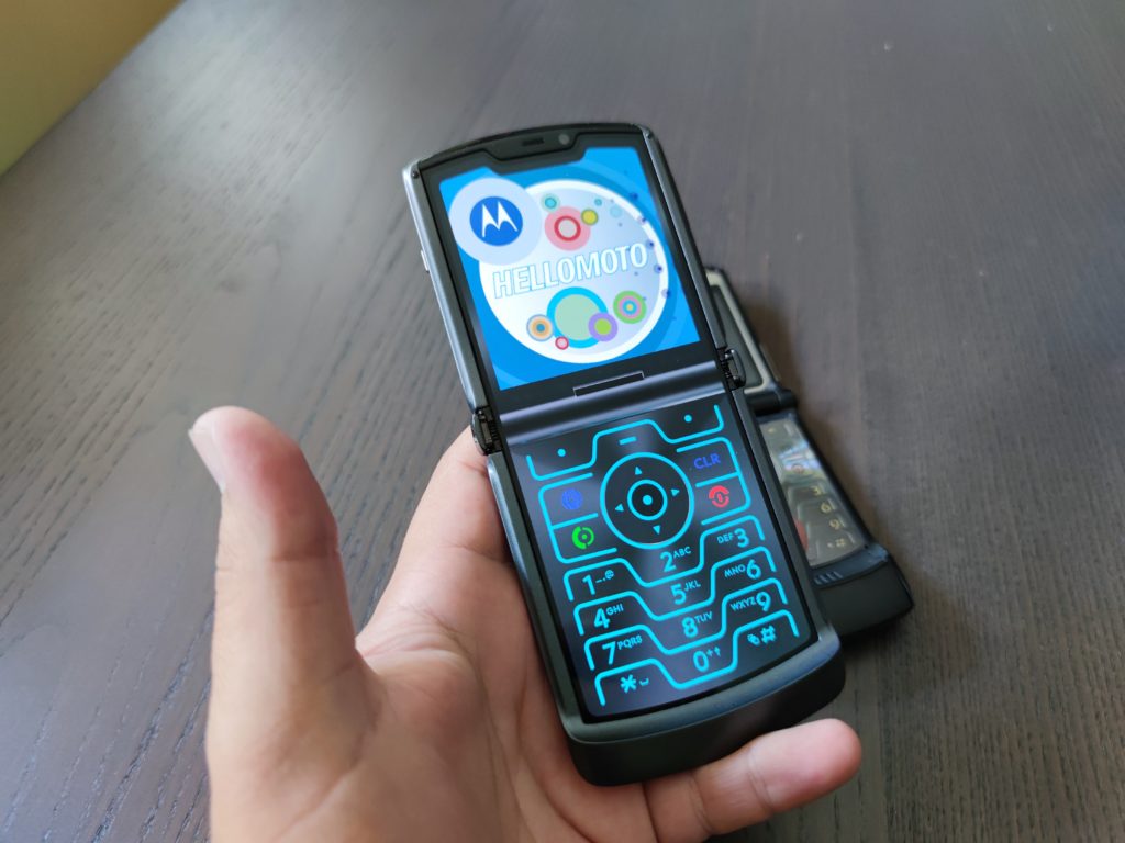 Ревю на Motorola Razr 5G – комбинация от класика и бъдеще