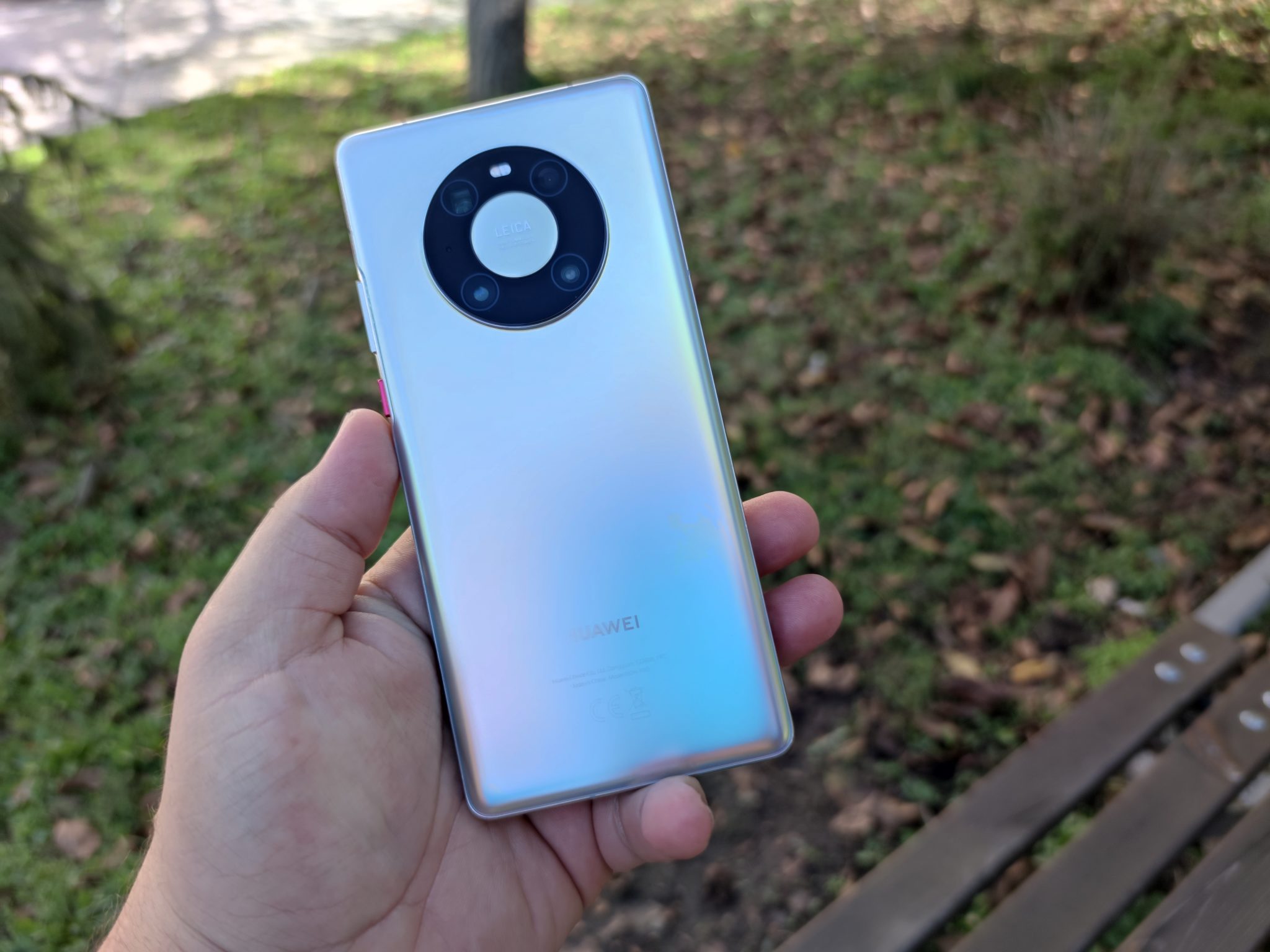 Huawei представи Mate 40 Pro: хардуерна мощ, впечатляваща камера и най-бързо зареждане