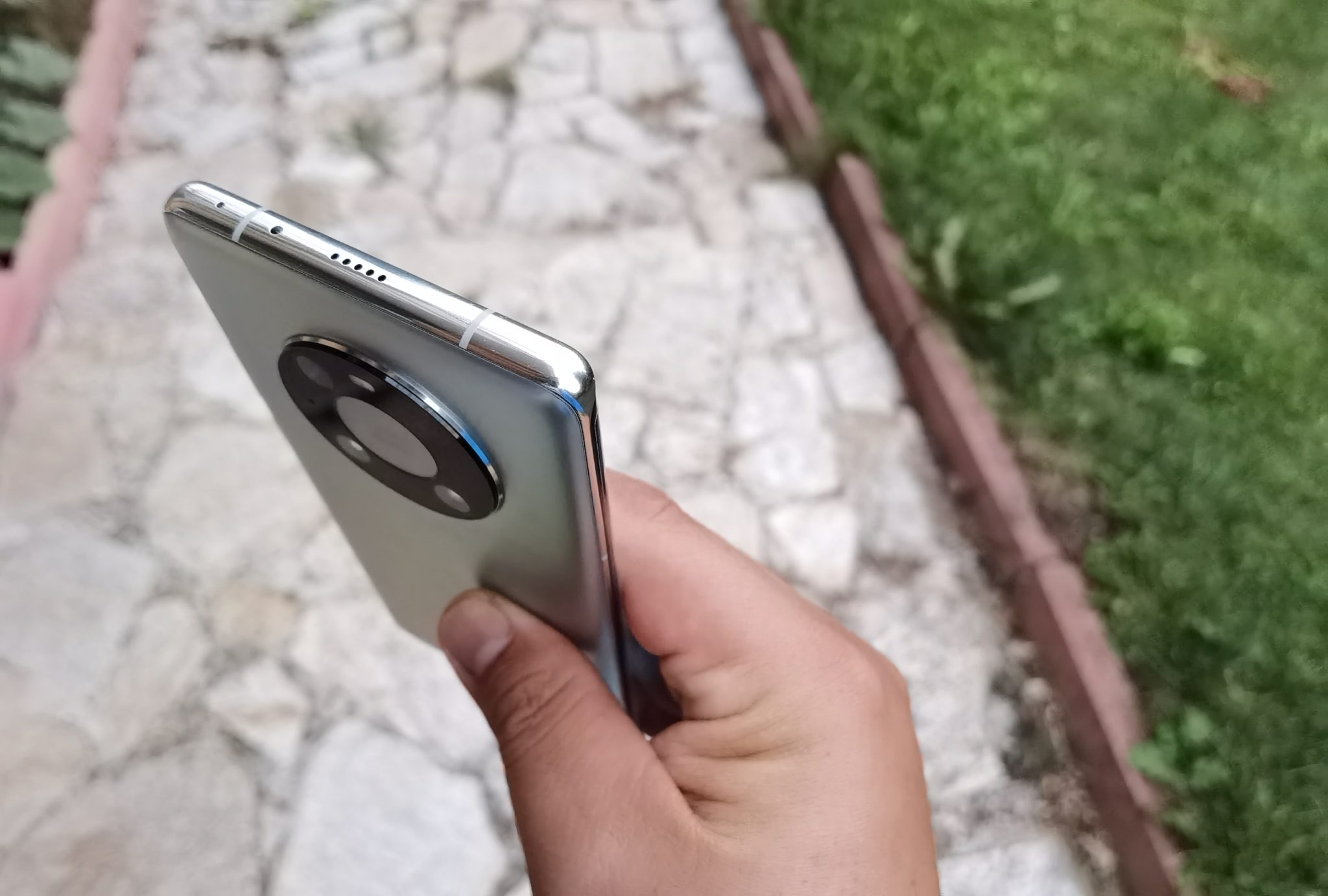 Huawei представи Mate 40 Pro: хардуерна мощ, впечатляваща камера и най-бързо зареждане