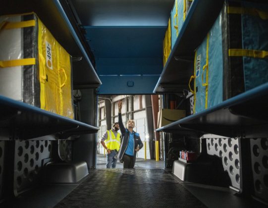 Amazon показа първия си електрически ван за доставки, изработен от Rivian
