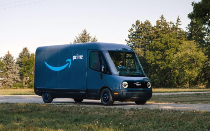 Amazon показа първия си електрически ван за доставки, изработен от Rivian