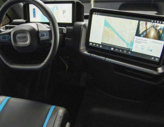 Amazon показа първия си електрически ван за доставки, изработен от Rivian