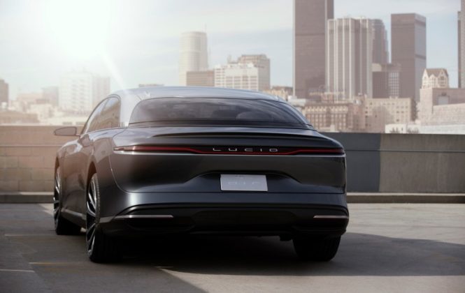 Lucid Motors представи най-евтината версия на своя електромобил Lucid Air: мощност 480 конски сили, пробег 650 км и цена едва  900