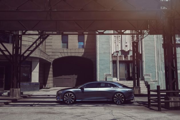 Lucid Motors представи най-евтината версия на своя електромобил Lucid Air: мощност 480 конски сили, пробег 650 км и цена едва  900
