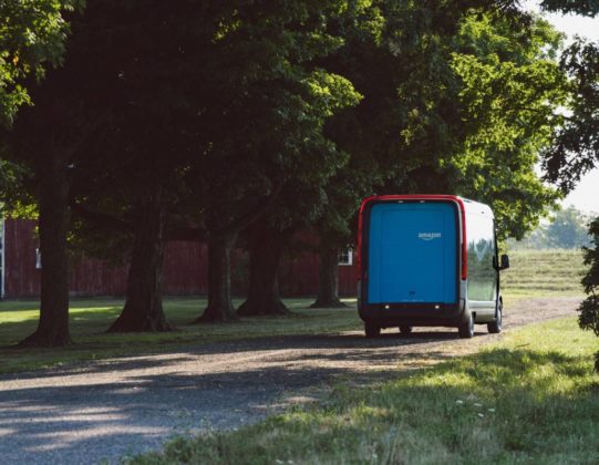 Amazon показа първия си електрически ван за доставки, изработен от Rivian