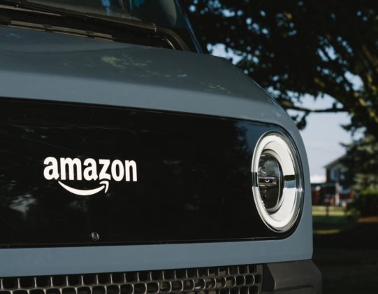 Amazon показа първия си електрически ван за доставки, изработен от Rivian