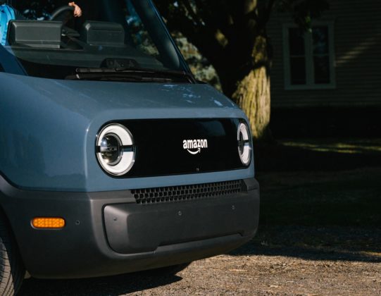 Amazon показа първия си електрически ван за доставки, изработен от Rivian