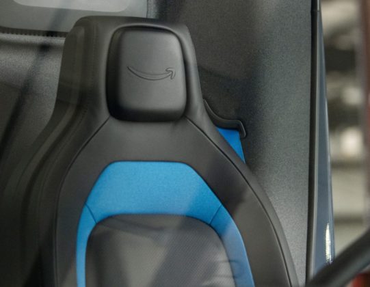Amazon показа първия си електрически ван за доставки, изработен от Rivian