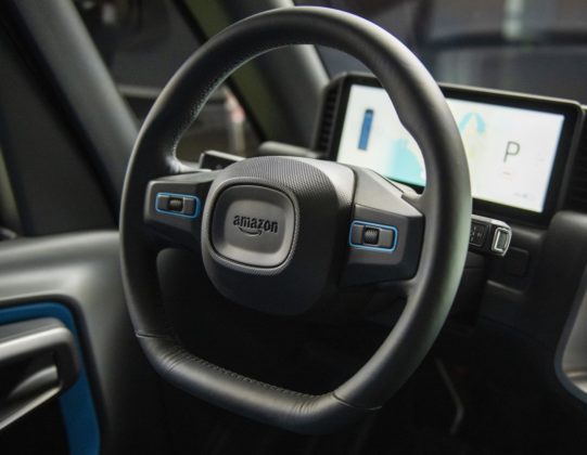 Amazon показа първия си електрически ван за доставки, изработен от Rivian