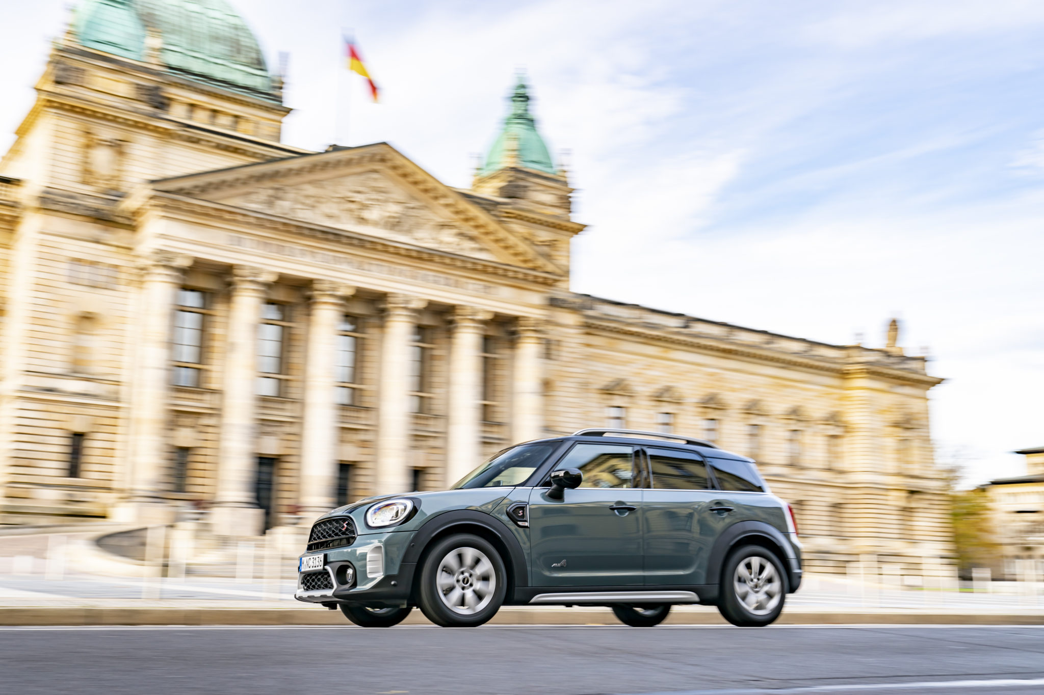 Първото MINI, произведено в Германия ще е кросоувър с електрически вариант