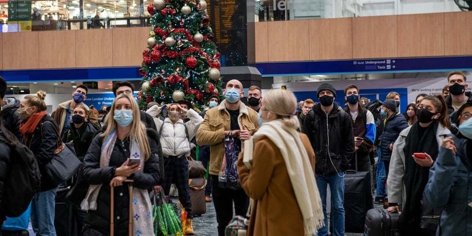 Лондон въведе възможно най-високото ниво на ограниченията заради пандемията. Хората започнаха да напускат града