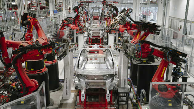 Видео показва как автопилотът на Tesla изпреварва товарен камион
