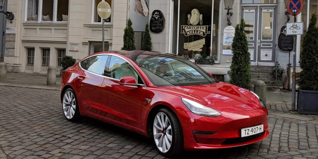 Tesla намали цените на електромобилите Model 3 в Европа